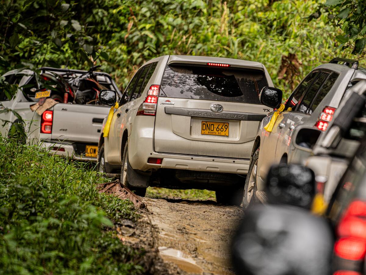 Una caravana humanitaria reubicó a los firmantes de paz amenazados de Miravalle