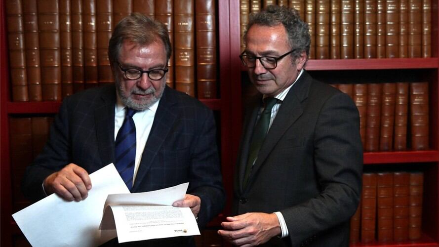 Juan Luis Cebrián con Manuel Polanco, nuevo presidente de Prisa, tras el consejo del grupo. Foto: El País
