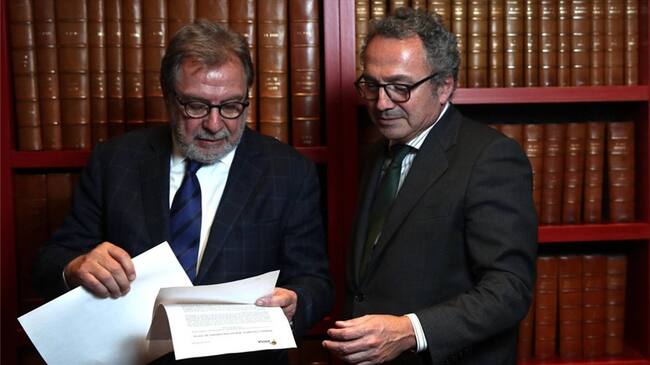 Juan Luis Cebrián con Manuel Polanco, nuevo presidente de Prisa, tras el consejo del grupo. Foto: El País