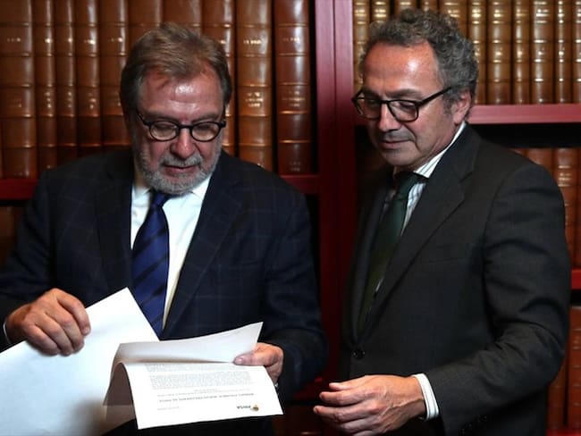 Juan Luis Cebrián con Manuel Polanco, nuevo presidente de Prisa, tras el consejo del grupo. Foto: El País