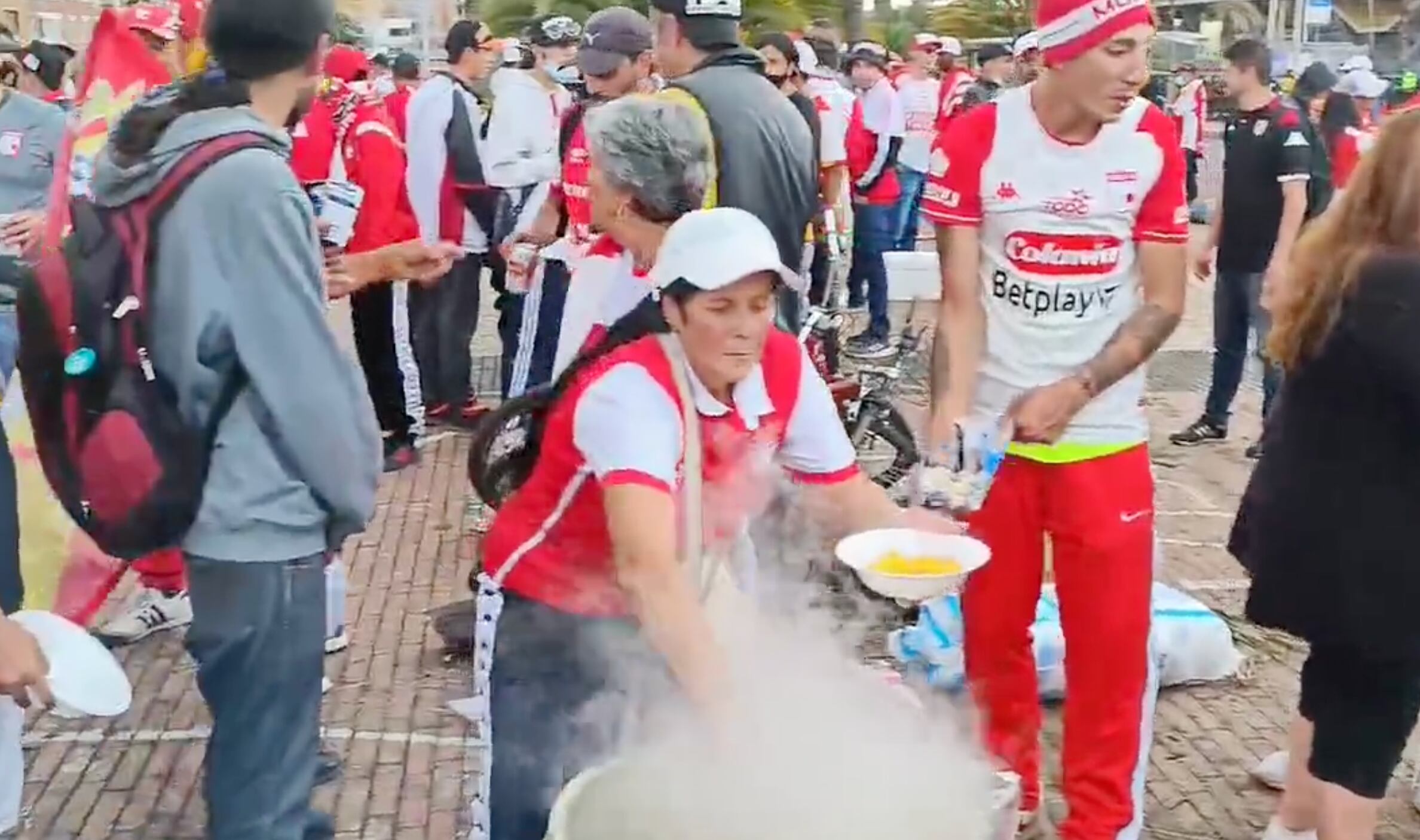 Con un ajiaco hinchada de Santa Fe y del Deportivo Pereira estrecharon sus lazos de amistad y solidaridad. Foto/Twitter