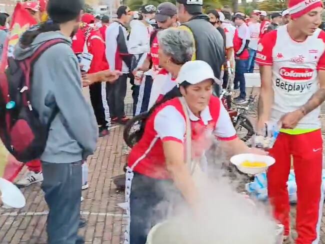 Con un ajiaco hinchada de Santa Fe y del Deportivo Pereira estrecharon sus lazos de amistad y solidaridad. Foto/Twitter