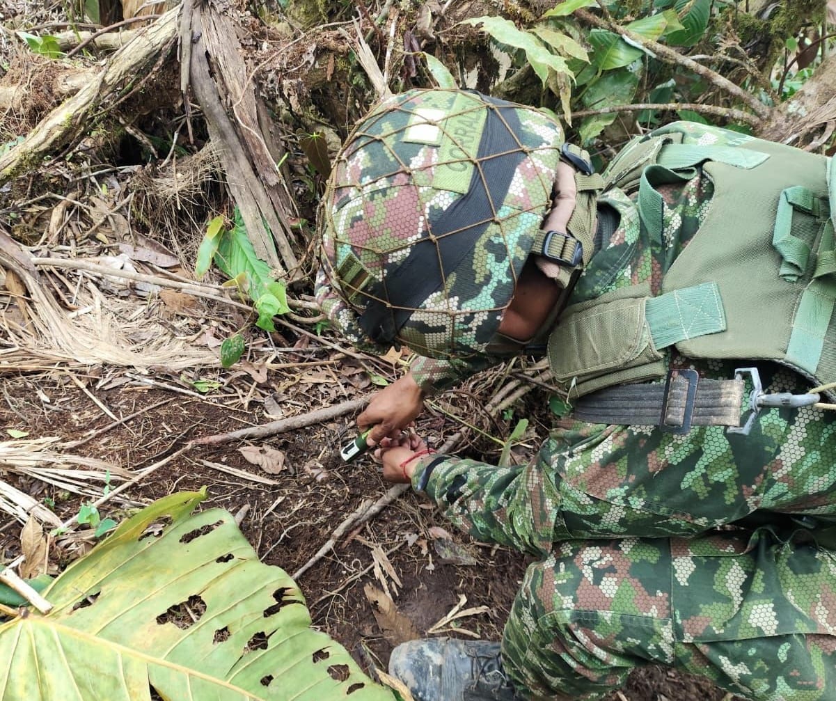Tres minas antipersonal y un cilindro acondicionado con cargas detonantes se activaron controladamente sin afectaciones. Crédito: Ejército Nacional.
