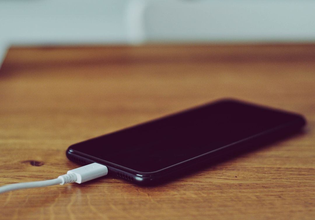 Imagen de referencia de cargar un celular // Foto: Getty Images