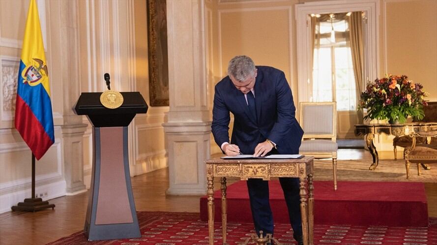 Sancionan ley para sanear predios con asentamientos ilegales, de autoría de Arturo Char. Foto: Cortesía: Presidencia