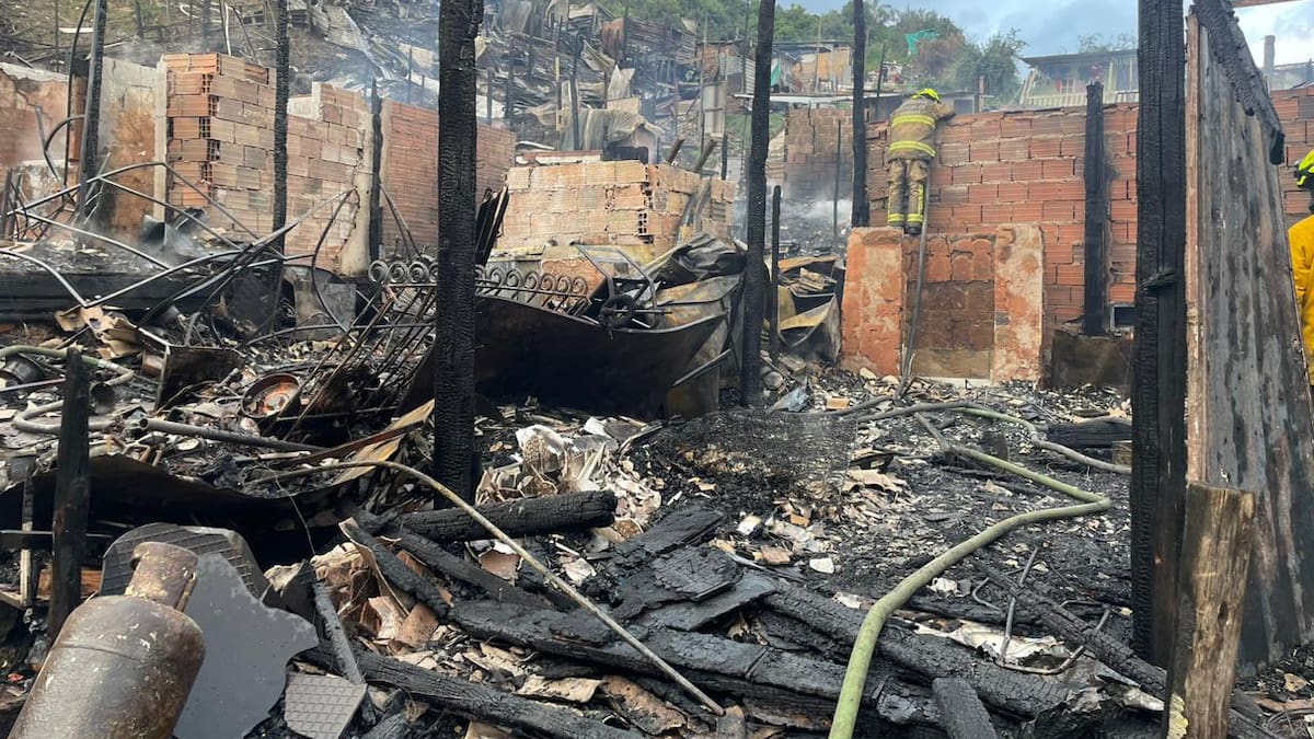 Incendio en el centro de Bogotá consume más de 50 viviendas