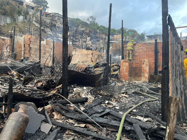 Incendio en el centro de Bogotá consume más de 50 viviendas. Foto: Suministrada.