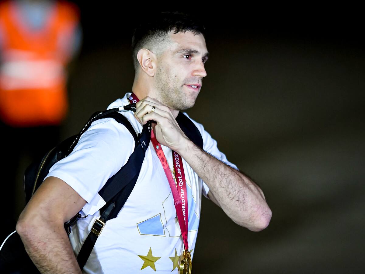 ‘Dibu’ Martínez volvió a encender la polémica: recibió críticas por burla a Mbappé