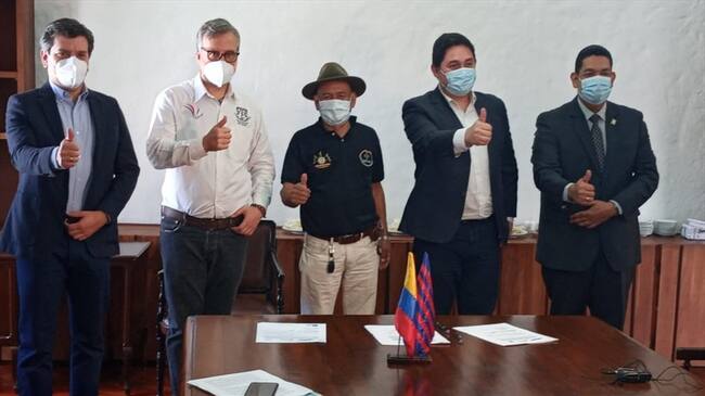 A la firma del convenio asistieron el viceministro de Educación Superior, José Gómez, el presidente del Icetex y los rectores de las universidades públicas de la ciudad . Foto: Unicauca