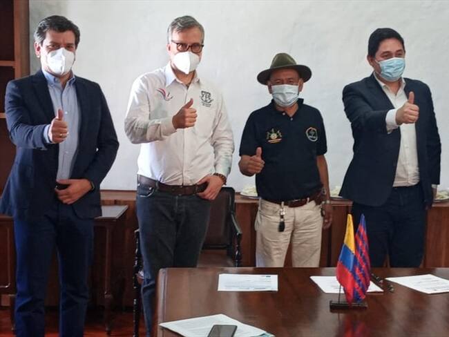 A la firma del convenio asistieron el viceministro de Educación Superior, José Gómez, el presidente del Icetex y los rectores de las universidades públicas de la ciudad . Foto: Unicauca