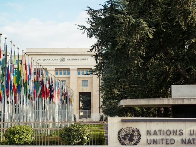 Imagen de banderas nacionales frente a la sede de las Naciones Unidas en Ginebra, Suiza. Foto: Getty Images.