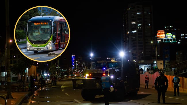 Manifestaciones en Bogotá y al lado un TransMilenio (Fotos vía Getty Images)