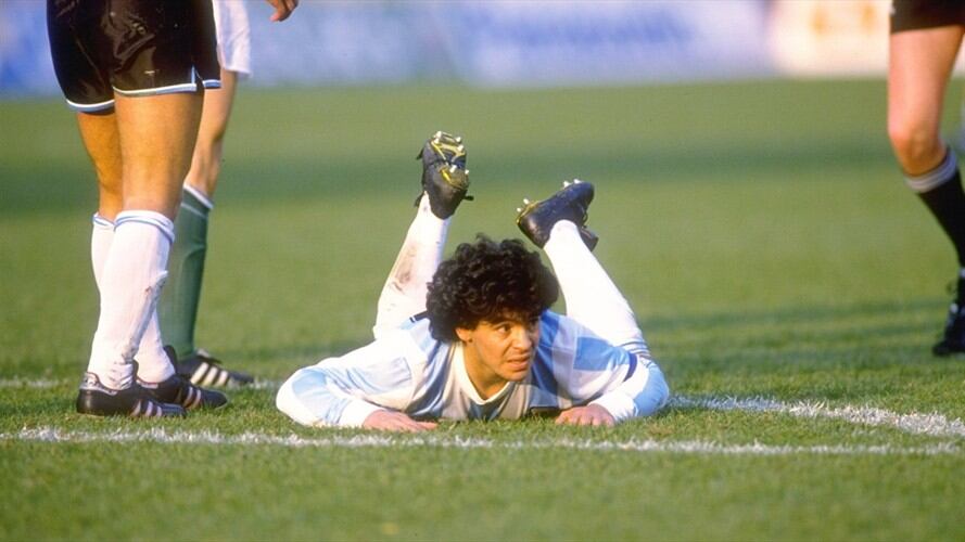 Las patadas más duras que le pegaron a Maradona. Foto: Billy Stickland/Allsport - Getty Images