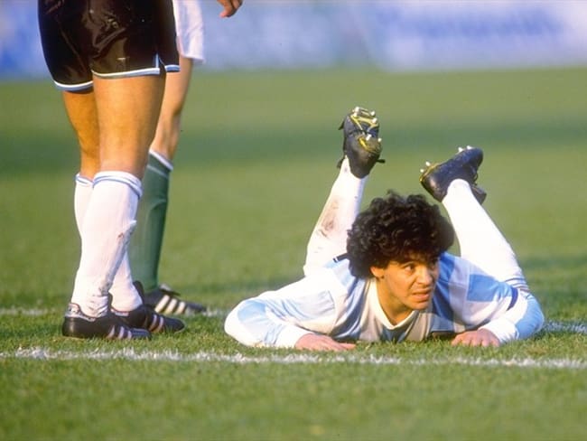 Las patadas más duras que le pegaron a Maradona. Foto: Billy Stickland/Allsport - Getty Images