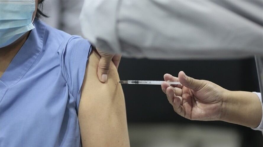 Investigan posible colado que se vacunó en Caldas. Foto: Gaston Brito/Getty Images.