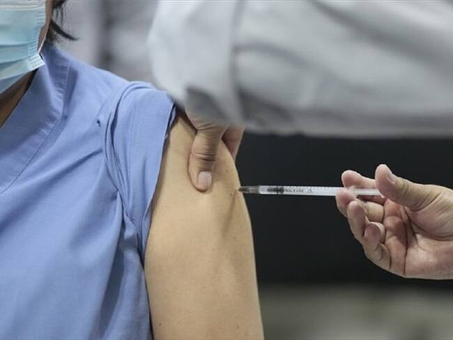 Investigan posible colado que se vacunó en Caldas. Foto: Gaston Brito/Getty Images.