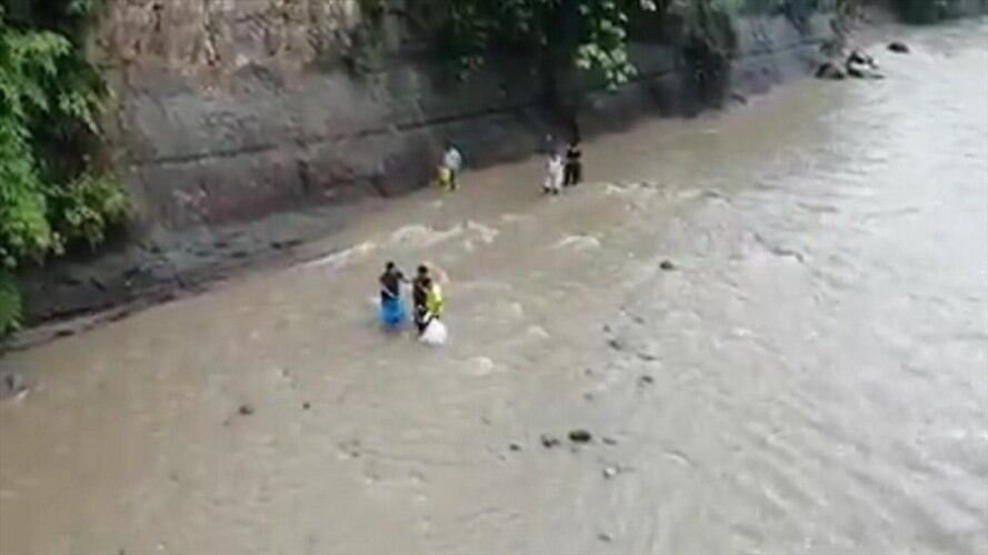 Con ayuda de sogas, los uniformados ingresaron al río y rescataron a la mujer y su familia . Foto: Policía Nacional