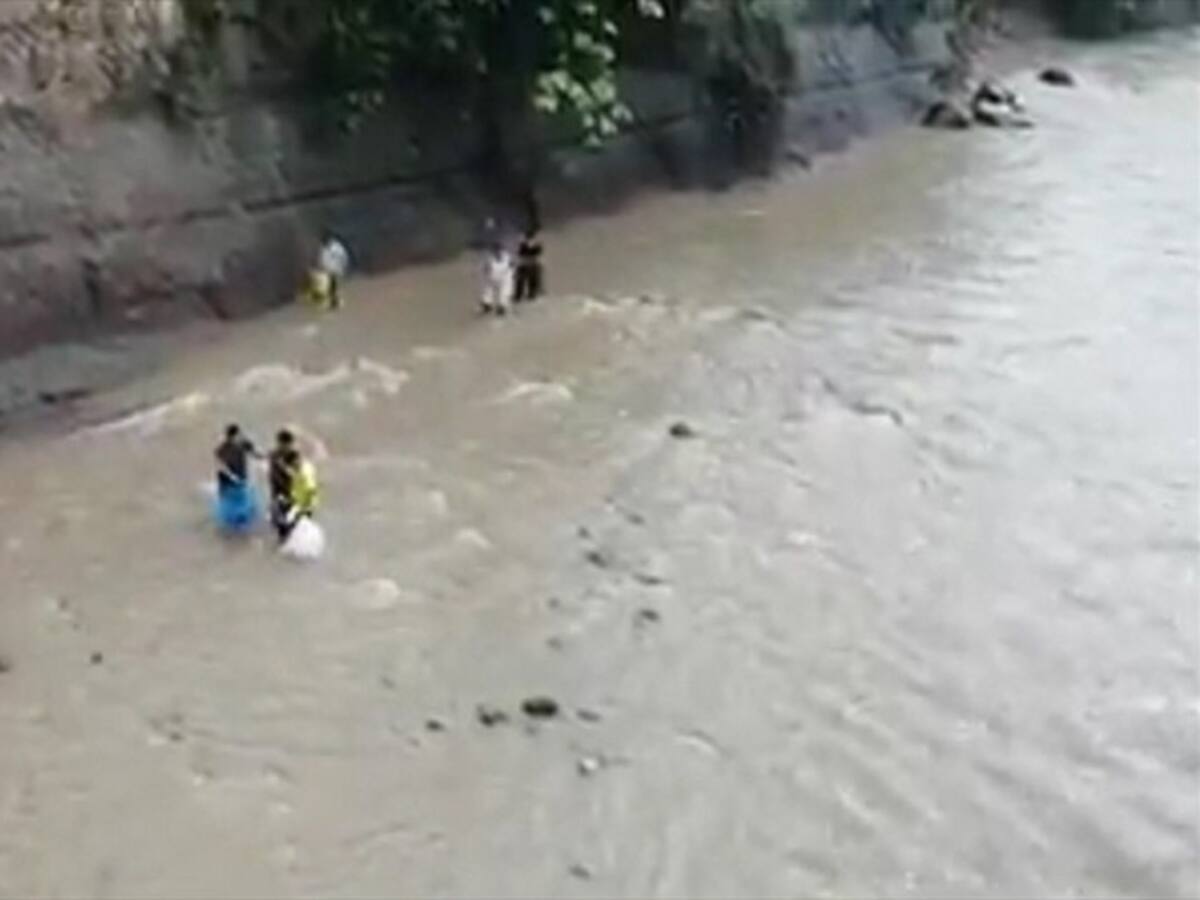 Video: patrulleros evitaron que una familia muriera ahogada en Piamonte, Cauca