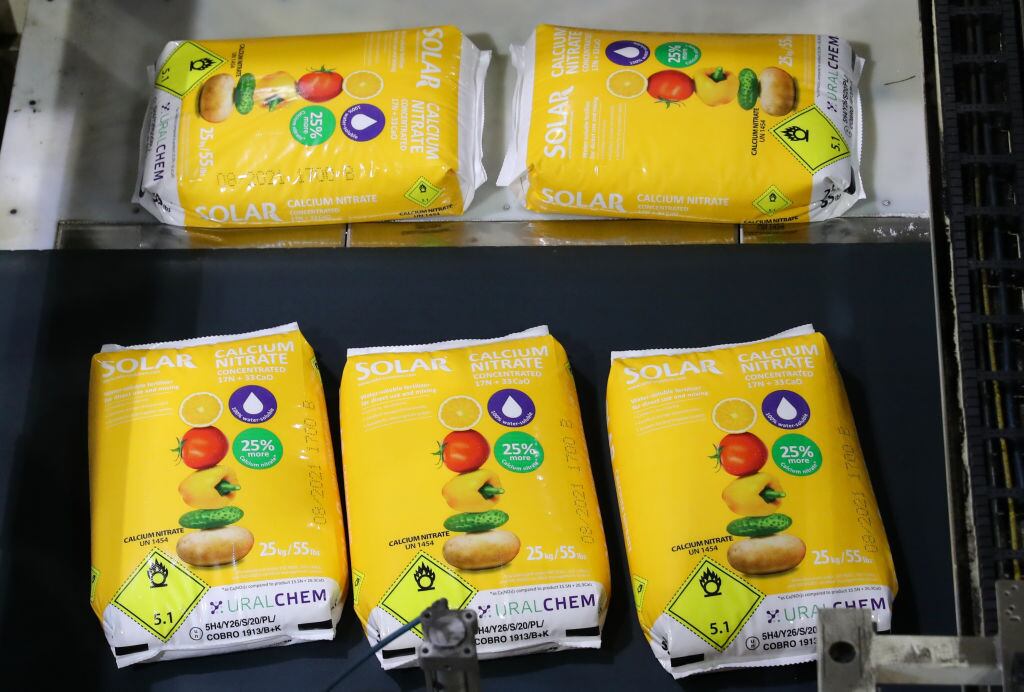 Fertilizantes minerales en una tienda de Rusia (Photo by Alexander Ryumin\TASS via Getty Images)