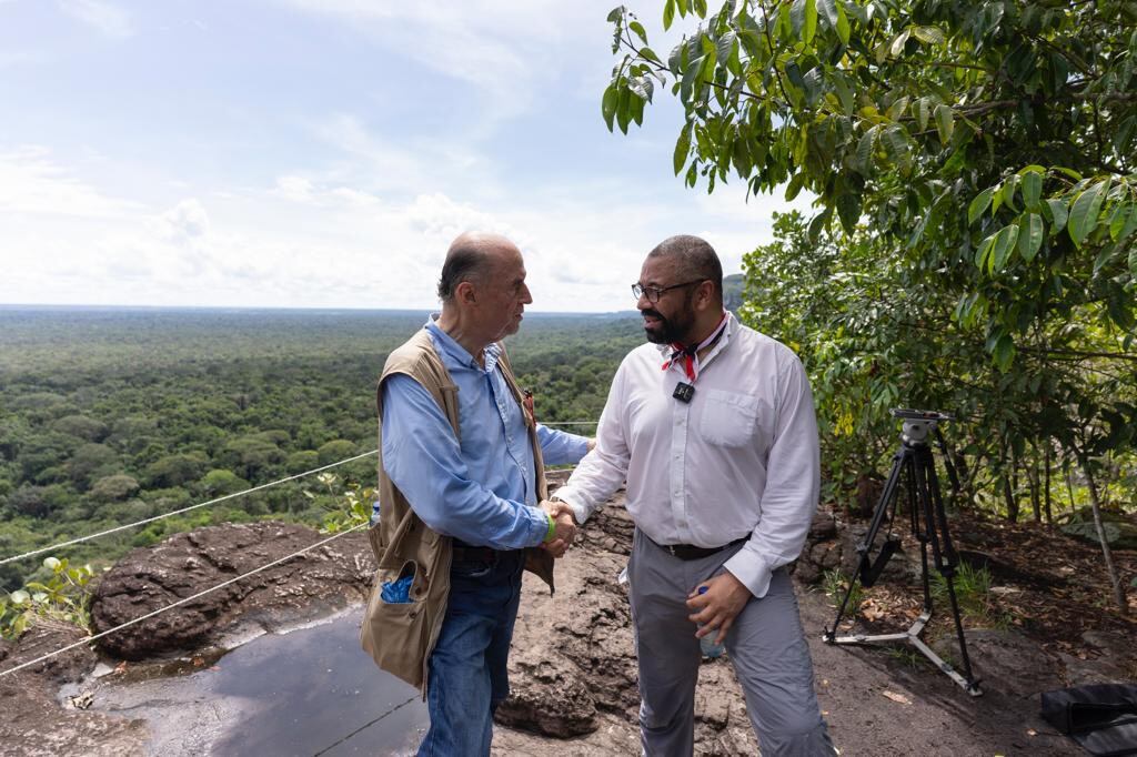Canciller, Álvaro Leyva y su homólogo británico, James Cleverly | Foto: Cancillería