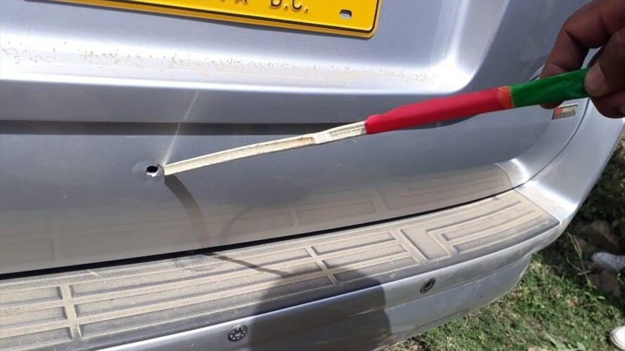 Así quedó la camioneta del senador Feliciano Valencia, atacado en la vía que comunica de El Palo (Caloto) a Tacueyó (Toribío), norte del Cauca. Foto: Cortesía