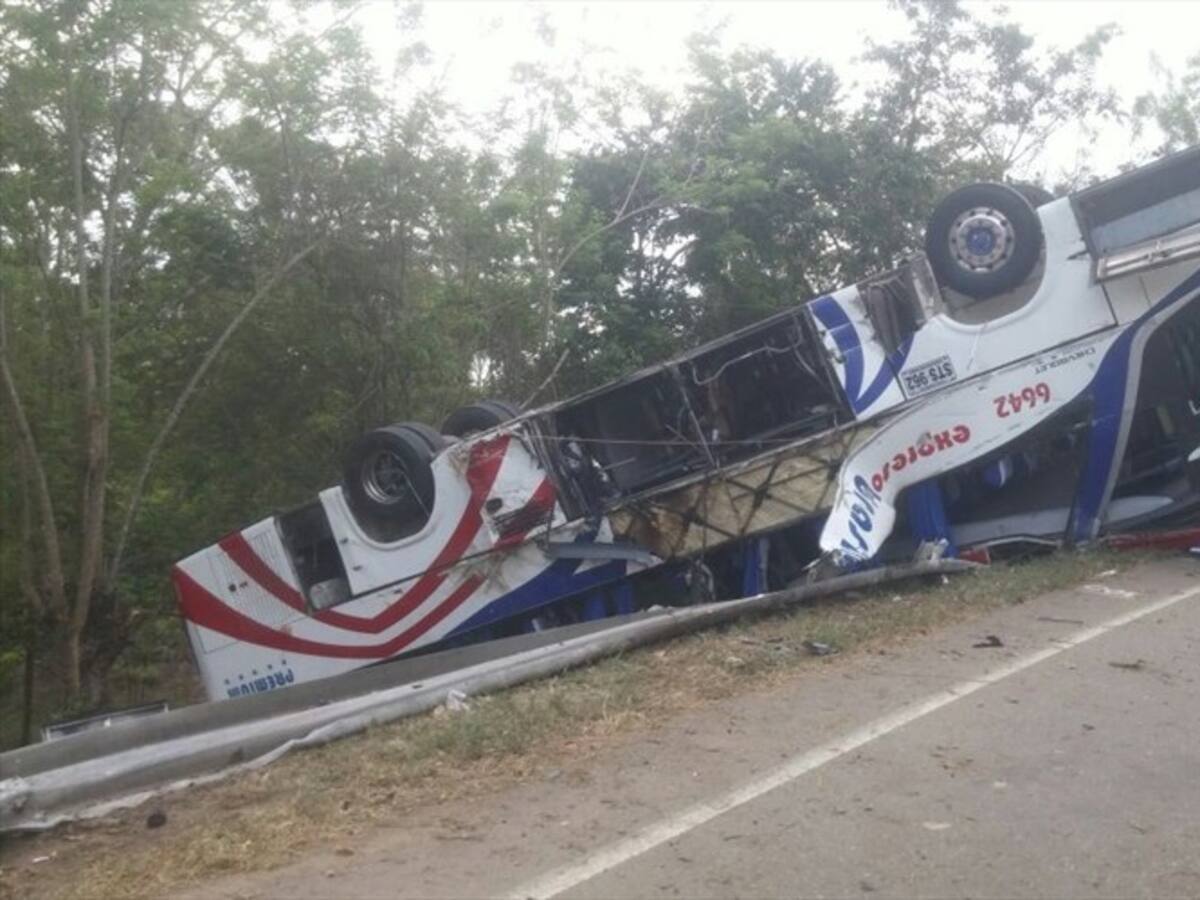 Grave accidente de tránsito deja cinco muertos y cerca de 16 heridos en Córdoba