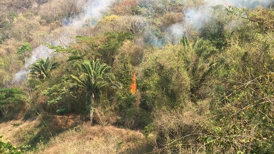 Un incendio forestal se registra en la zona montañosa de la vereda Tigrera, jurisdicción del corregimiento de Minca, en la Sierra Nevada de Santa Marta. Foto: Bomberos