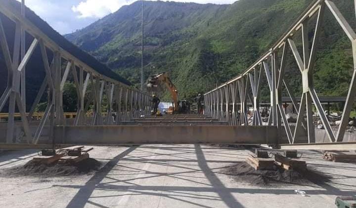 Avanza la instalación del puente metálico en la vía Bogotá - Villavicencio tras emergencia en Quetame