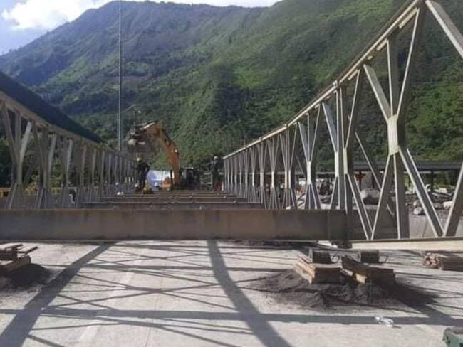 Avanza la instalación del puente metálico en la vía Bogotá - Villavicencio tras emergencia en Quetame