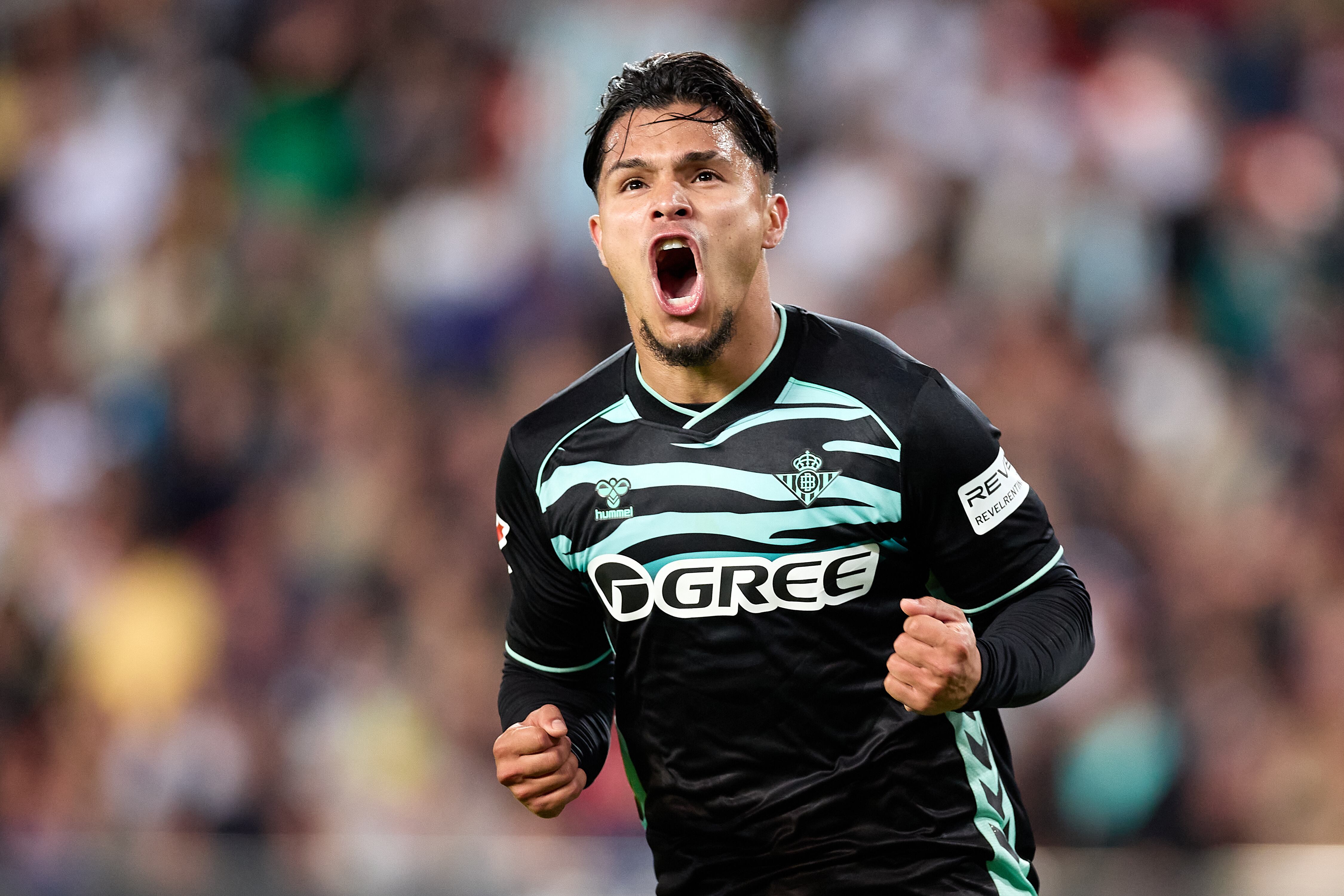 'Cucho' Hernández celebra su gol ante el Valencia CF por la 12° jornada de la LaLiga EA Sports. FOTO: Omar Arnau/Getty Images