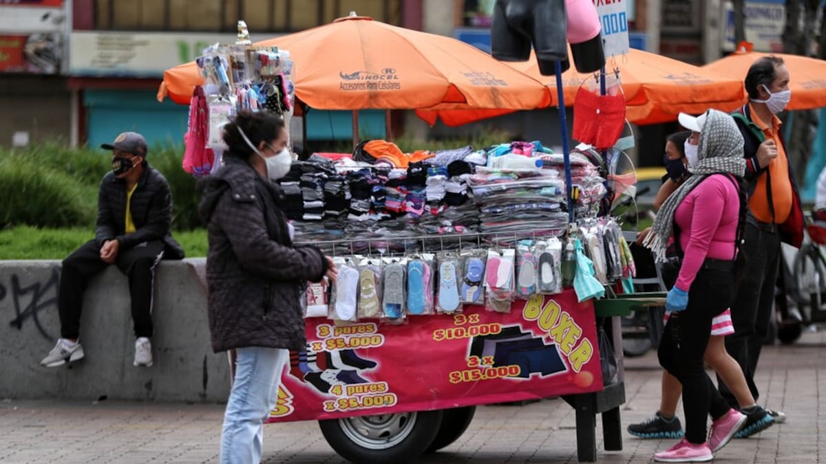 Derechos de vendedores ambulantes prevalecen sobre prohibición de espacio público: Corte