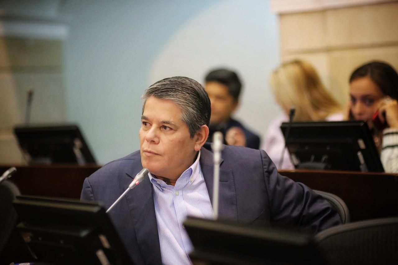 “Un congresista que se gana $32 millones no es bien remunerado”: senador Antonio Zabaraín