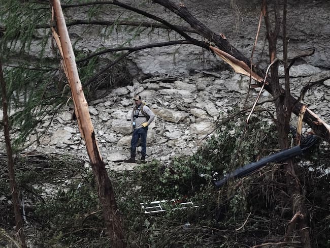 HUNT (United States), 07/07/2025.- First responders search a cliffside near where the Guadalupe River reached its cresting point, in Hunt, Texas, USA, 06 July 2025. At least 69 people have been killed after floodwaters swept through a summer camp and nearby homes on early 04 July. (Inundaciones) EFE/EPA/DUSTIN SAFRANEK