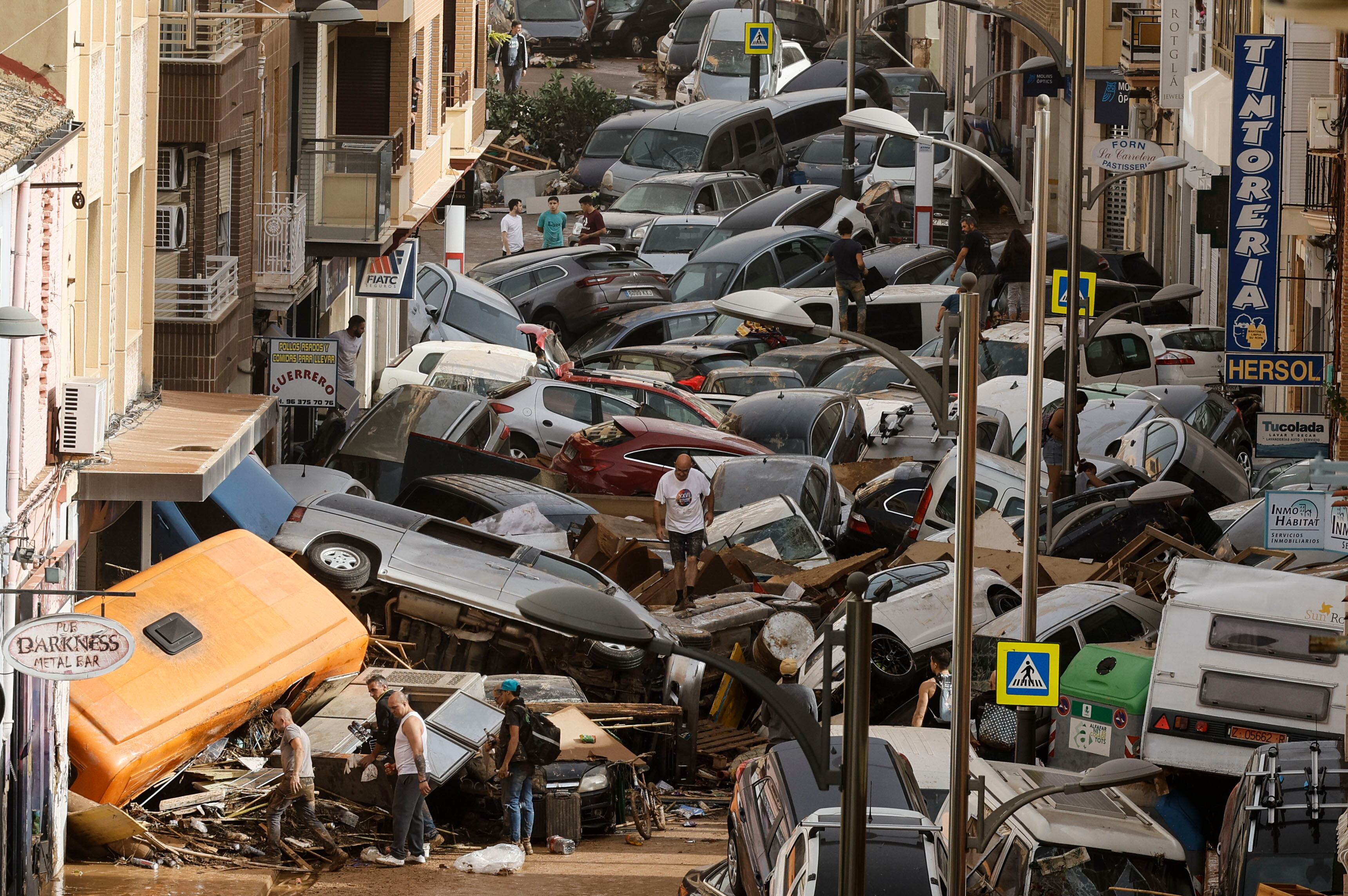 Vehículos amontonados en una calle en Valencia. FOTO EFE/Biel Aliño