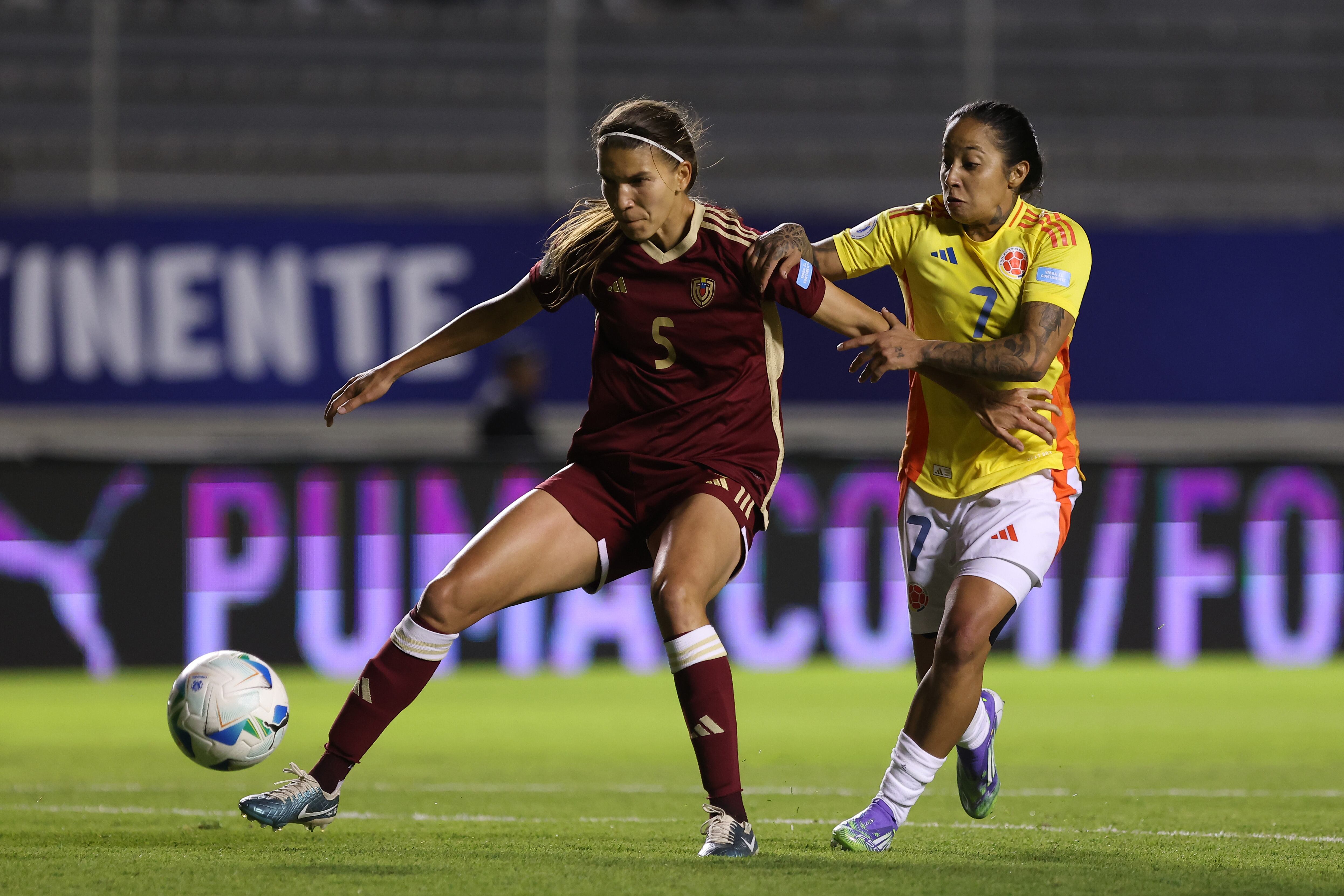 Yenifer Giménez de la Selección de Venezuela, lucha por la posesión del balón contra Manuela Pavi de Colombia durante el encuentro de CONMEBOL Copa America Femenina 2025 entre Venezuela y Colombia en el Estadio Gonzalo Pozo Ripalda, el 16 de julio de 2025 en Quito, Ecuador. FOTO: Franklin Jacome - Getty Images