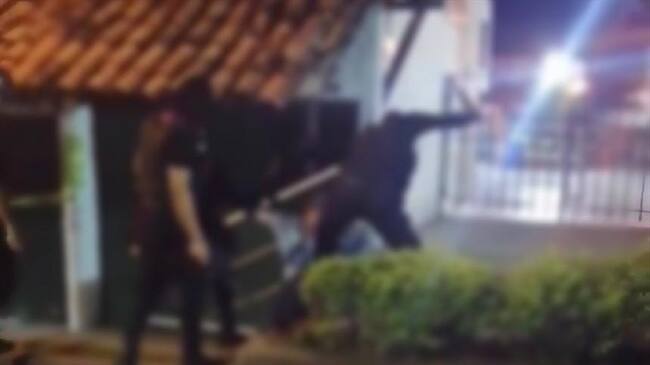 Habitante de calle fue agredido por encapuchados.. Foto:Tomada del video.