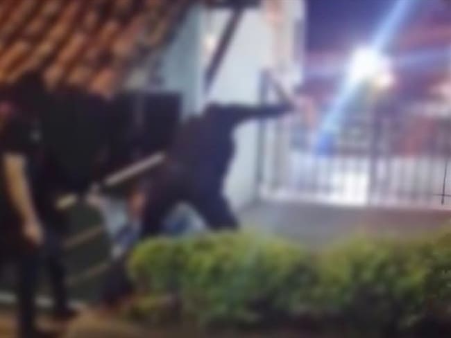 Habitante de calle fue agredido por encapuchados.. Foto:Tomada del video.