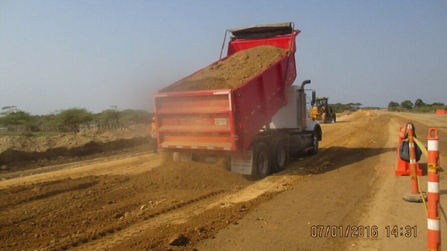El contrato de la Vía de la Prosperidad se firmó en el 2013 entre la Gobernación del Magdalena y el Consorcio Ribera Este, pero durante cinco años ha presentado retrasos. Foto: Colprensa