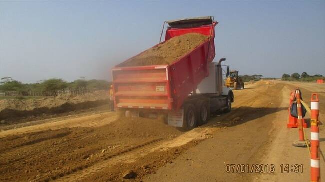 El contrato de la Vía de la Prosperidad se firmó en el 2013 entre la Gobernación del Magdalena y el Consorcio Ribera Este, pero durante cinco años ha presentado retrasos. Foto: Colprensa