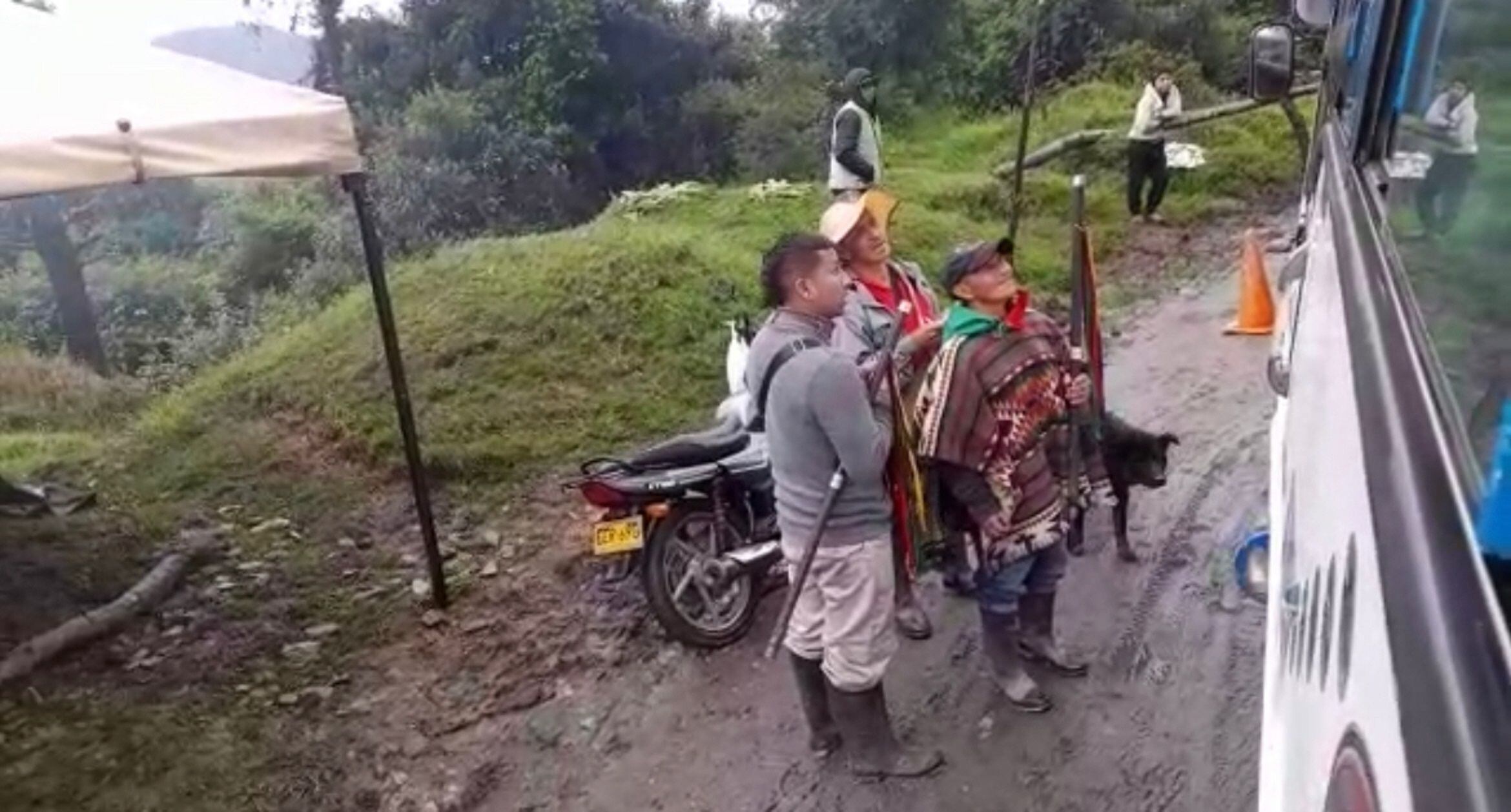 Un grupo de indígenas estaría exigiéndole a los conductores de buses hasta $200.000 para permitirles el paso. Foto: Cortesía. 