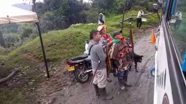 Un grupo de indígenas estaría exigiéndole a los conductores de buses hasta $200.000 para permitirles el paso. Foto: Cortesía.