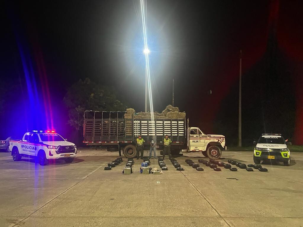 Incautan 240 kilogramos marihuana camuflados en alimentos para equinos en Córdoba. Foto: Policía Córdoba.
