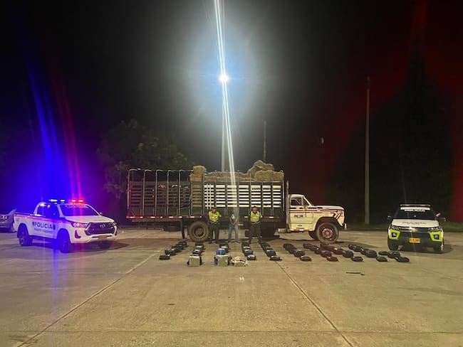 Incautan 240 kilogramos marihuana camuflados en alimentos para equinos en Córdoba. Foto: Policía Córdoba.