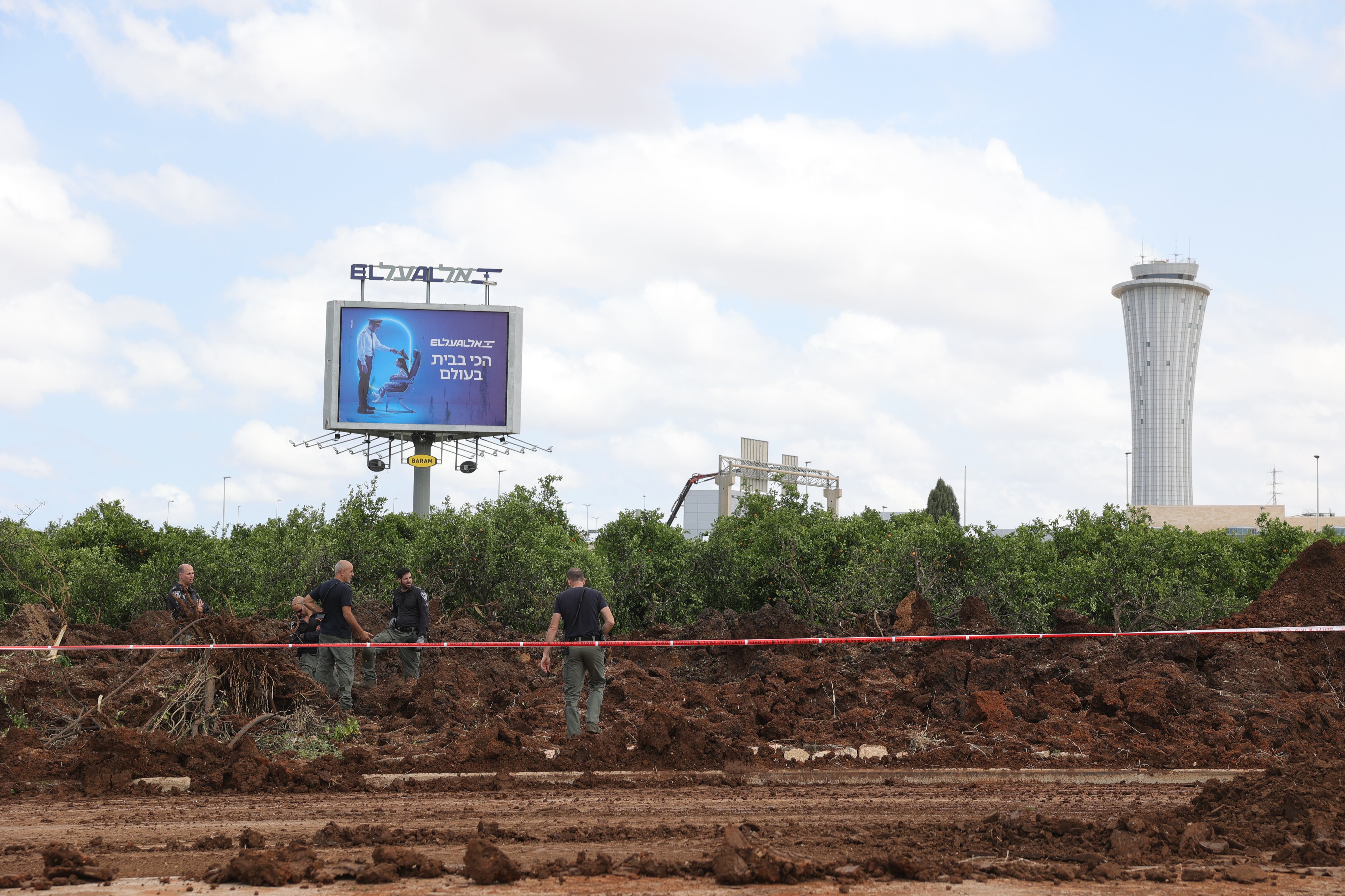 Autoridades investigan el daño ocasionado por parte del misil balístico lanzado desde Yemen a la zona del aeropuerto internacional de Tel Aviv, Israel. FOTO: EFE/EPA/ABIR SULTAN