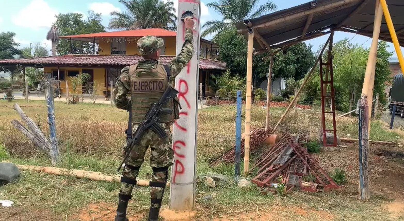 Los letreros fueron intervenidos por la fuerza pública que advirtió que buscan a los responsables para judicializarlos. Foto: Ejército. 