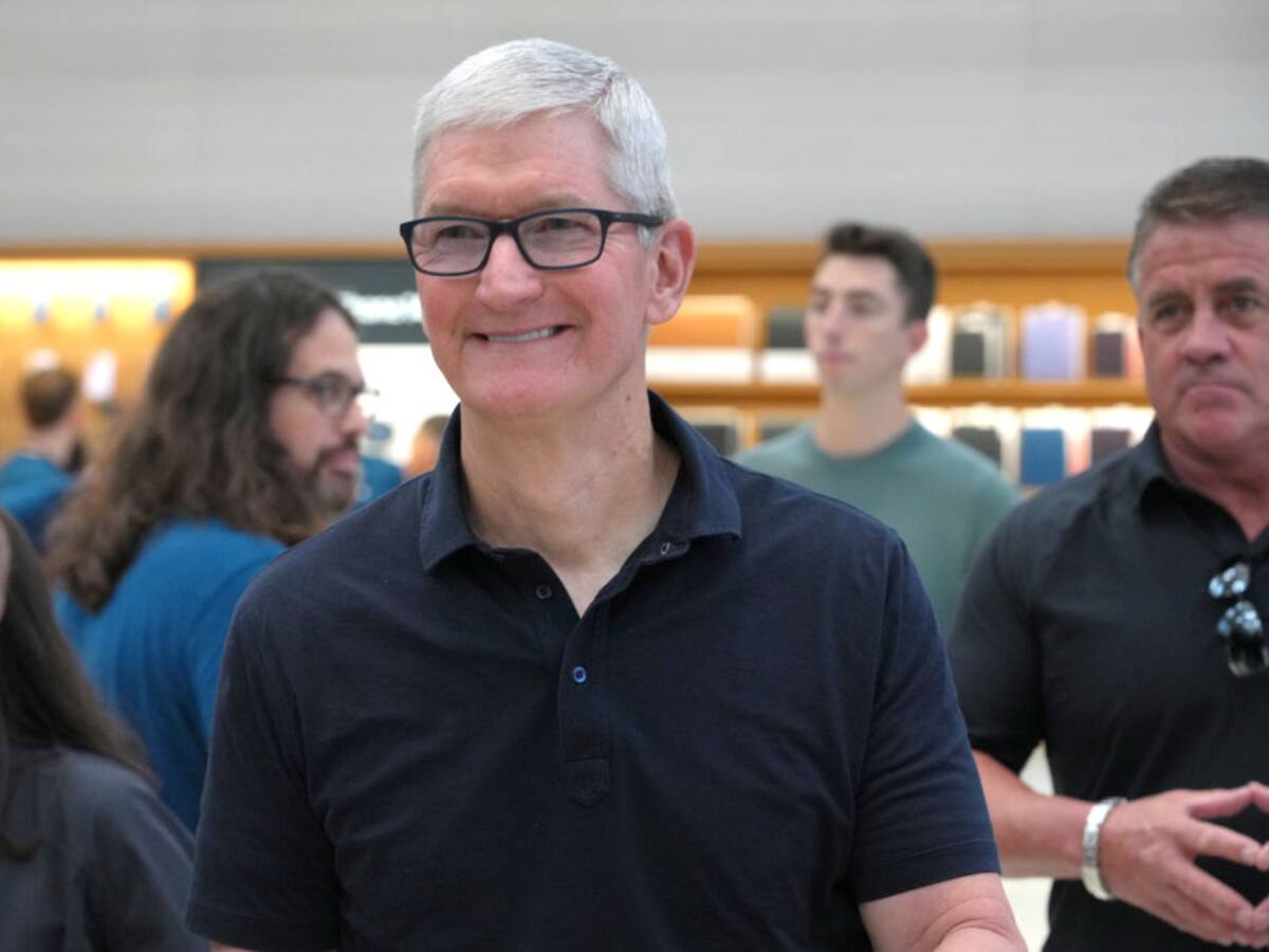 Tim Cook, CEO de Apple, rebajó su sueldo un 40% para 2023