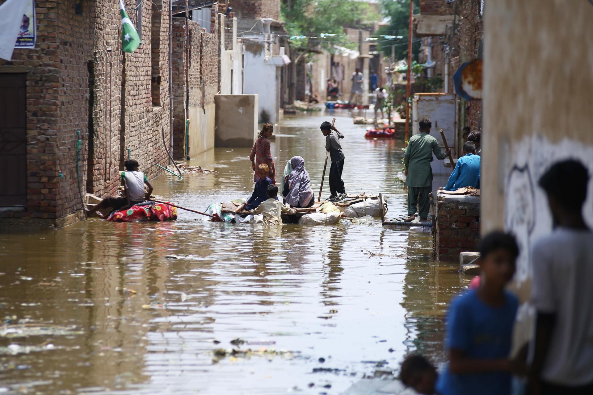 A 798 subió el número de muertos por lluvias en Pakistán en la temporada del monzón. EFE/EPA/NADEEM KHAWAR