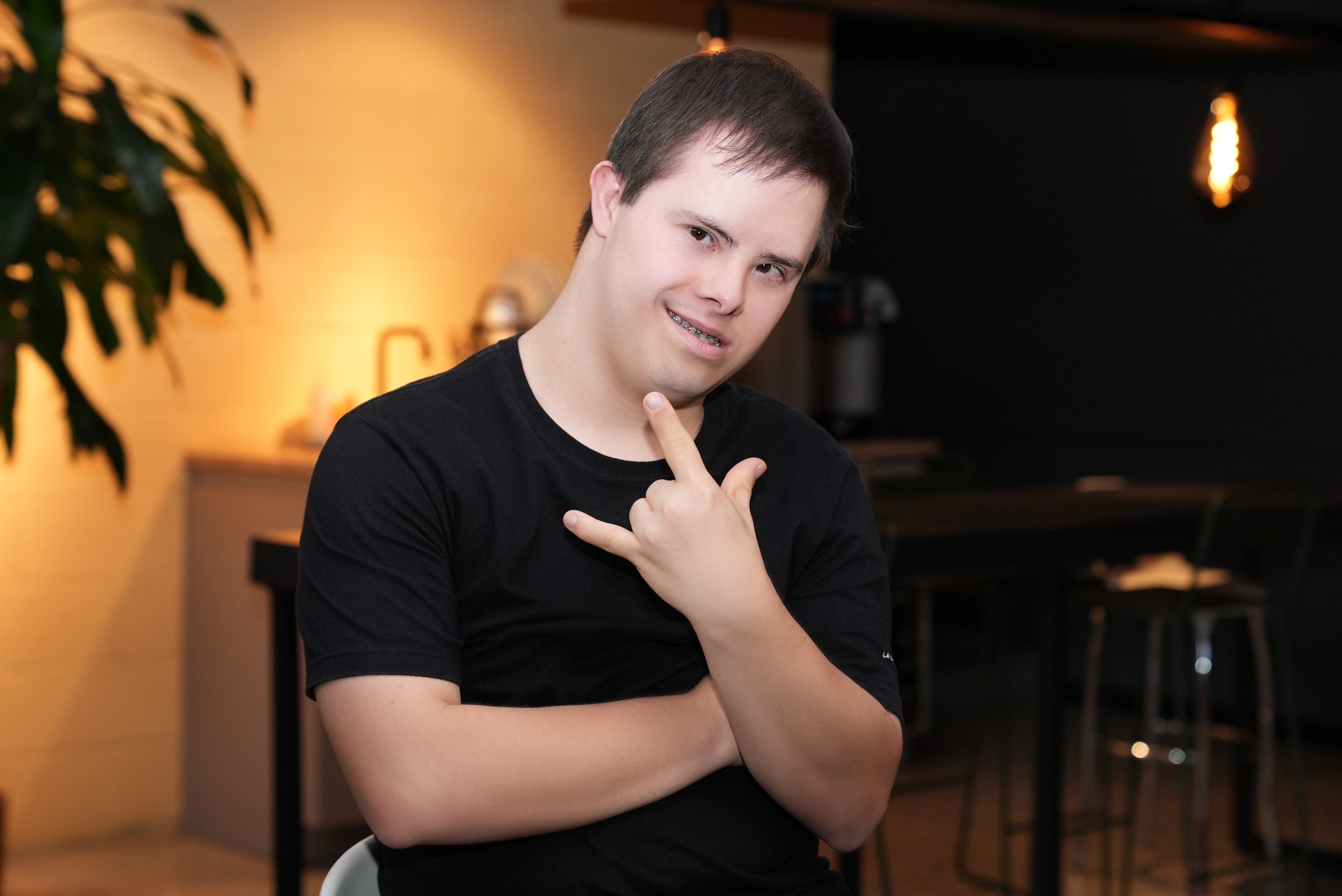 Sebastián Giraldo es uno de los seis integrantes del equipo de creativos de La Casa de Carlota. Se encargan de plasmar en papel, y con diferentes materiales, las ideas para las diferentes campañas que trabajan. Posteriormente, profesionales en diseño las convierten en piezas digitales. | Foto: W Radio