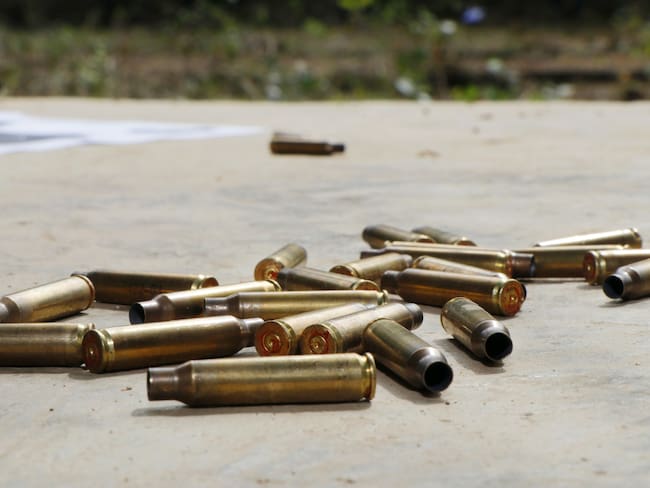Imagen de referencia de municiones en el suelo. Foto: Yongyut Thatid / EyeEm / Getty Images.