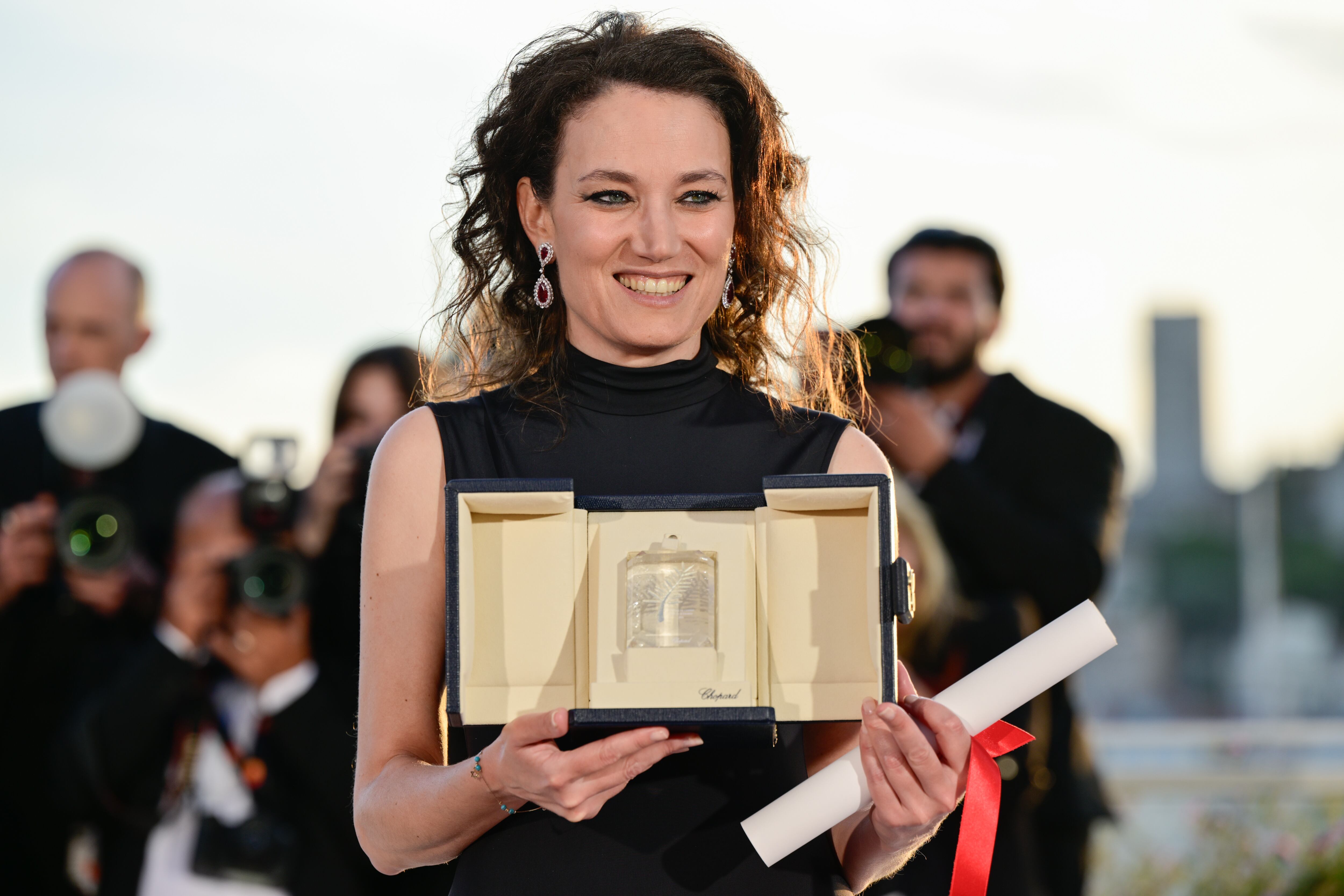 CANNES, FRANCIA - 25 DE MAYO: Coralie Fargeat posa con el premio al 'Mejor Guion' por 'The Substance' durante el Photocall de Ganadores del Palme D'Or en la 77ª edición del Festival de Cine de Cannes. Getty Images